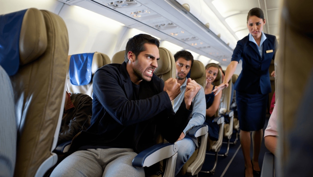 Condenan con una multa de 15.000 euros a un pasajero "conflictivo" de Ryanair que volaba a Lanzarote por agredir a pasajeros y tripulantes de cabina