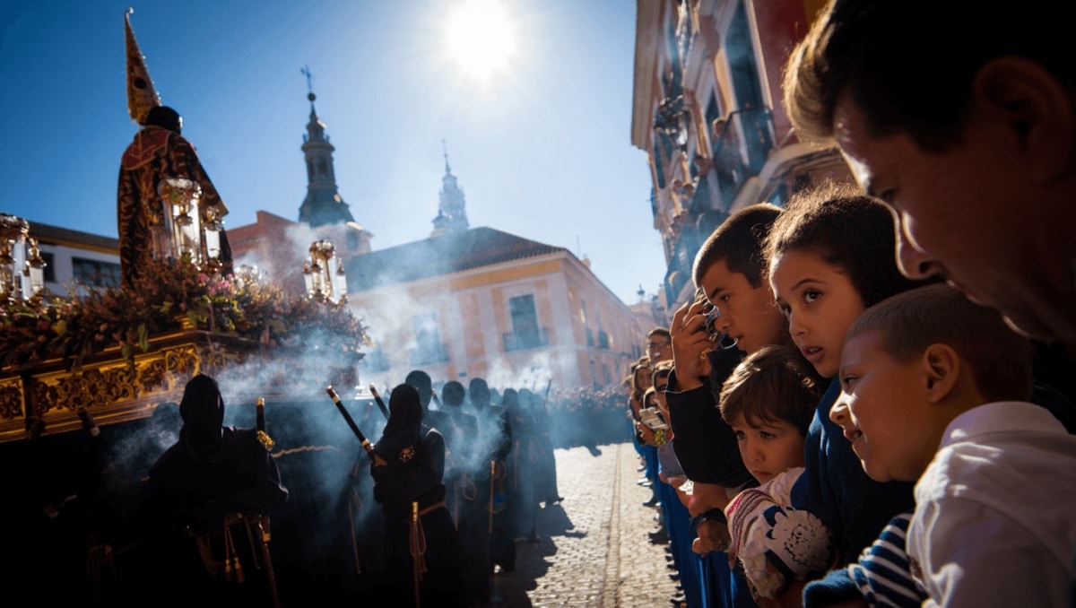 
							Diccionario para no perder el paso en Semana Santa: de la pasión por el incienso al "postureo" con fuste
						