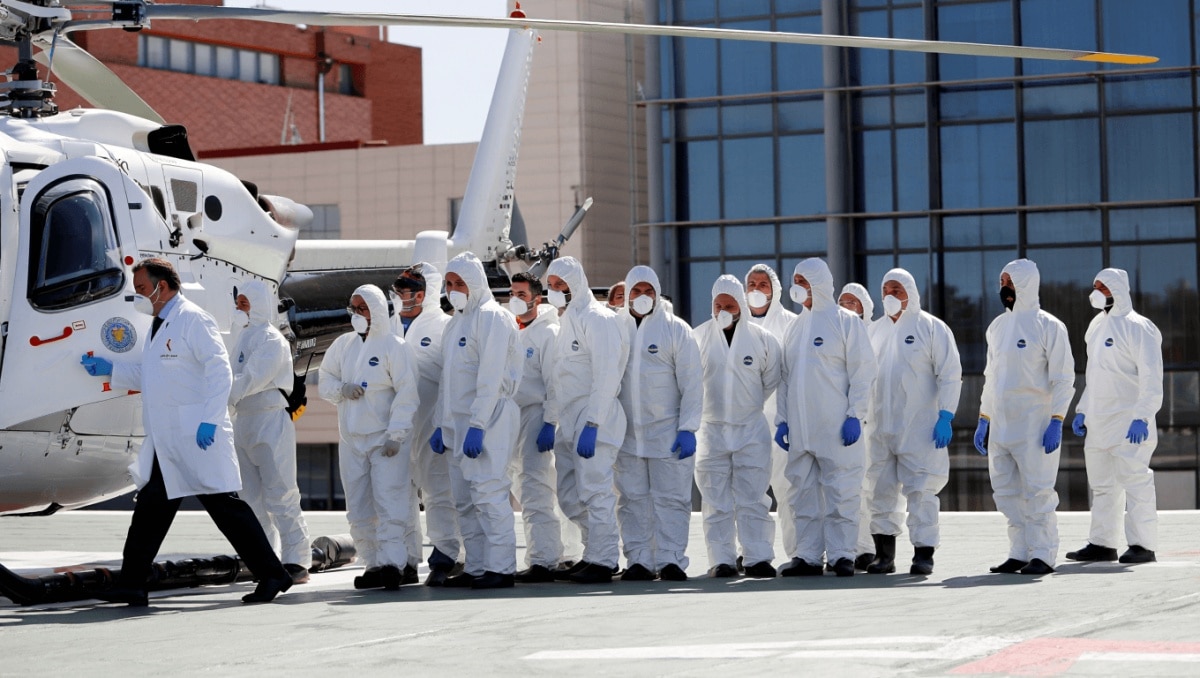 
							Hantavirus, en directo hoy en vídeo la última hora del desembarco del crucero en Canarias: Los 14 españoles son trasladados al Hospital Gómez Ulla para cumplir cuarentena
						