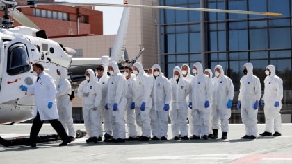 Hantavirus, en directo hoy en vídeo la última hora del desembarco del crucero en Canarias: Los 14 españoles son trasladados al Hospital Gómez Ulla para cumplir cuarentena