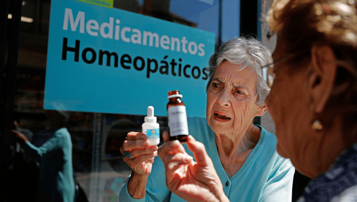 
							La homeopatía, a debate tras el informe de Sanidad: ¿estafa o práctica inofensiva?
						