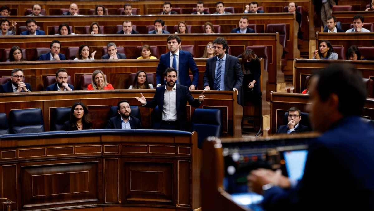 Cruce de reproches en el Congreso por los escándalos que cercan al Gobierno y al PSOE: "La corrupción es usted"
