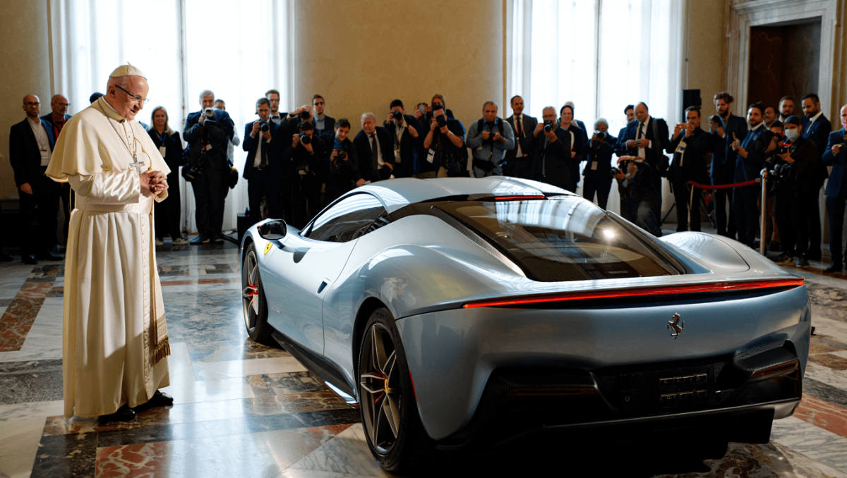 Así ha sido la presentación del Ferrari Luce 100% eléctrico junto con el Papa León XIV