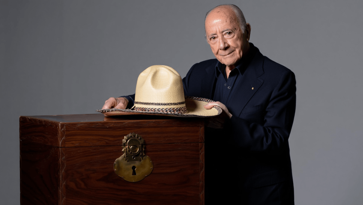 José Sacristán entrega su sombrero "mágico" a la Caja de las Letras: "Era como la lámpara de Aladino"