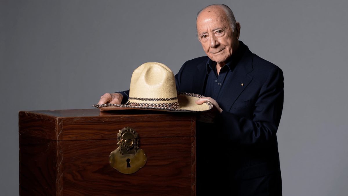José Sacristán entrega su sombrero "mágico" a la Caja de las Letras: "Era como la lámpara de Aladino"