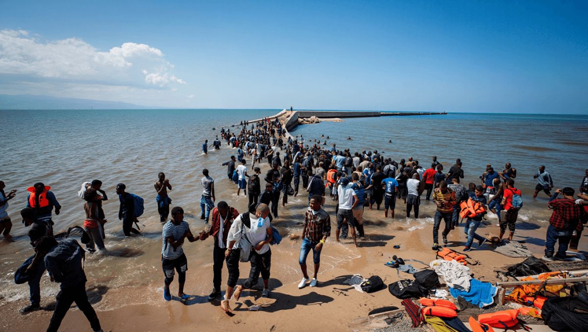Miles de personas cruzan a nado la frontera en Ceuta en las últimas horas y se agrava la crisis migratoria