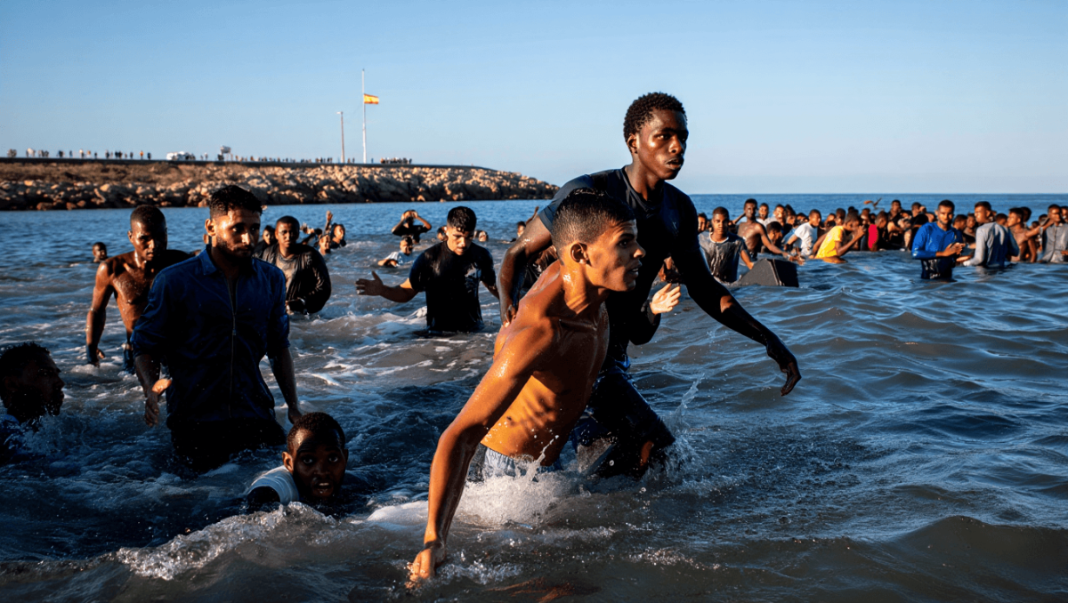 La llegada a nado de miles de inmigrantes a Ceuta abre una nueva crisis que lleva al Gobierno a desplegar al Ejército