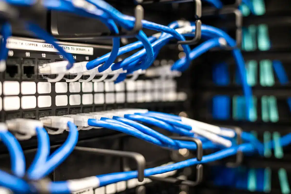 Centro de operaciones de telecomunicaciones con sistemas de seguridad y monitoreo
