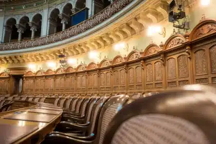 Ejecutivos y autoridades en reunión de crisis discutiendo políticas públicas