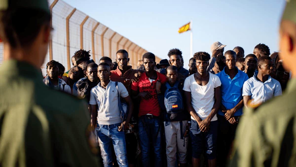 El comisario europeo de Interior desvincula la regularización de migrantes y la crisis en Ceuta