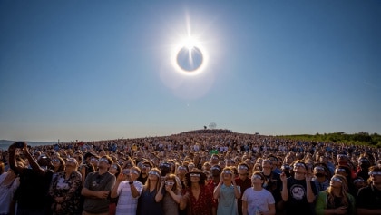 Cada vez más cerca de la oscuridad total: las mejores imágenes que deja el eclipse solar de 2026