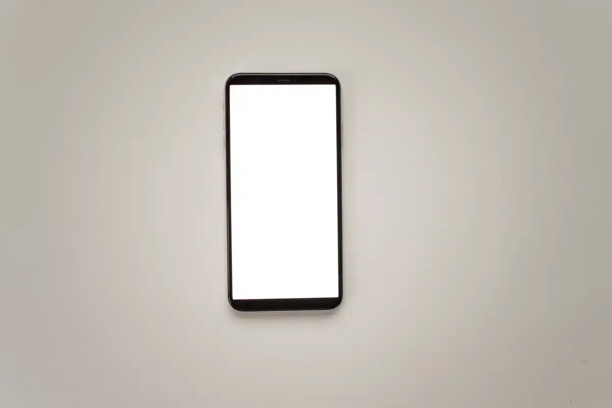 Pantalla de teléfono móvil mostrando contenido de artículo con espacios para anuncios y cambios de diseño