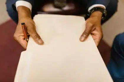 Oficina de procesamiento migratorio con funcionarios tramitando documentos y datos biométricos