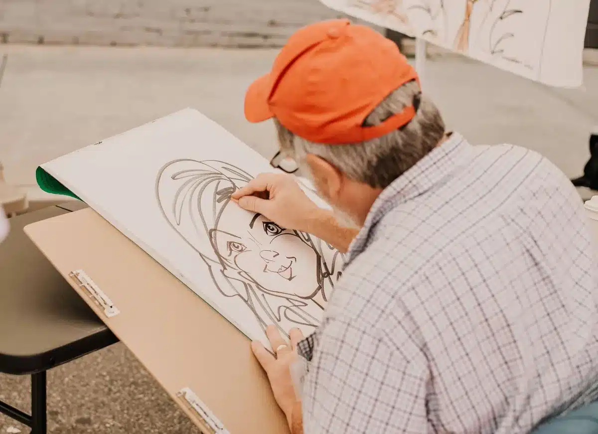 Dibujante trabajando en una viñeta satírica con lápiz y papel