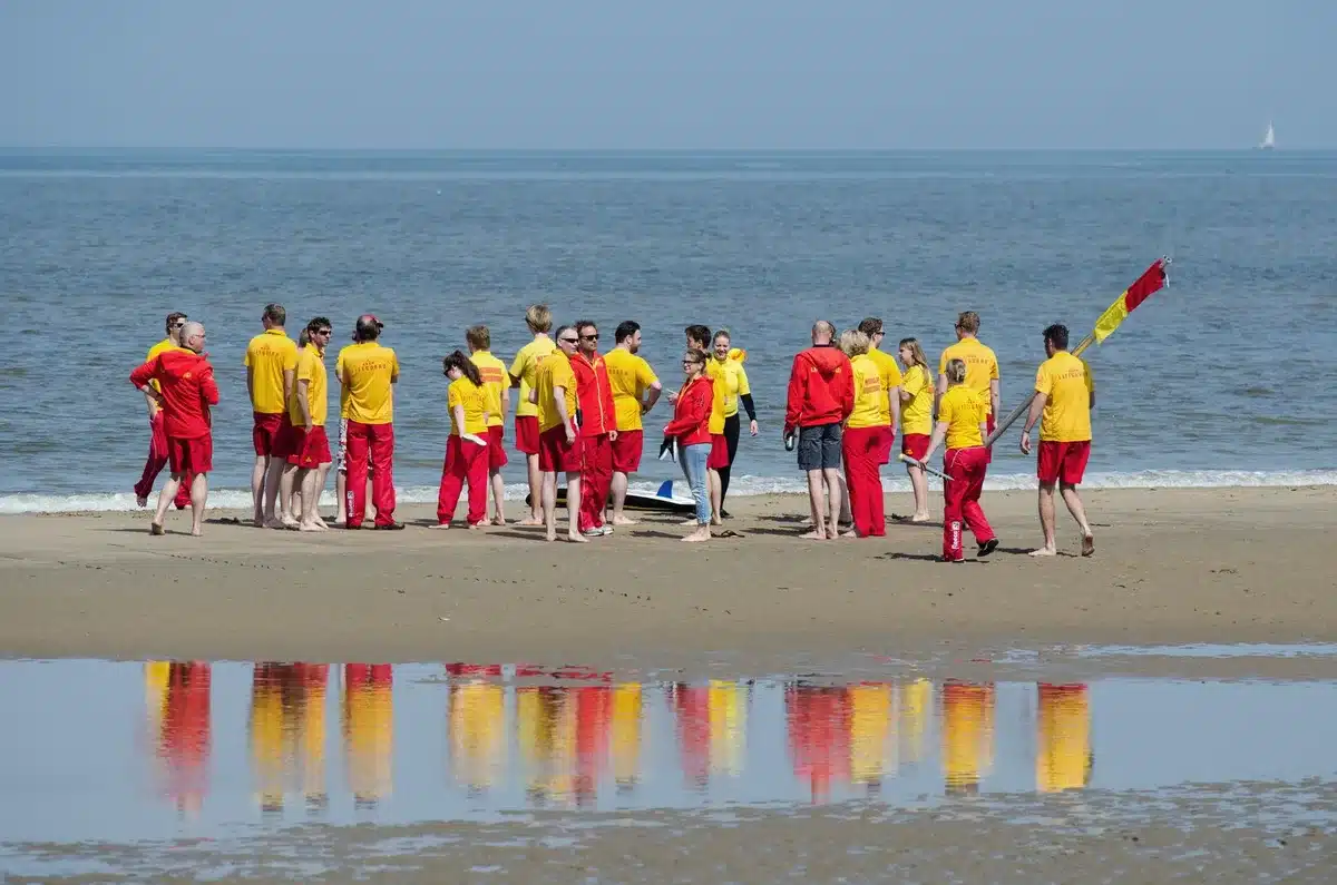 Personal de vigilancia y salvamento en la playa supervisando a los ba&ntilde;istas.