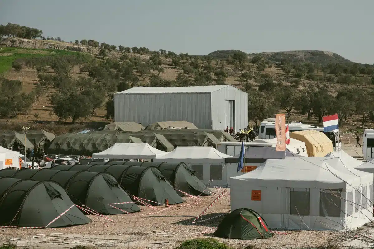 Carpas de emergencia y espacios de acogida temporal habilitados para migrantes