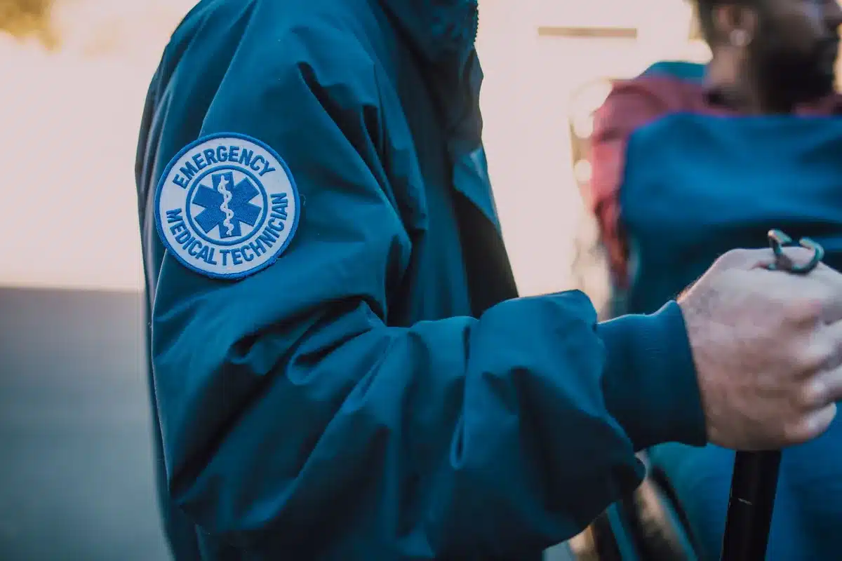 Profesionales sanitarios atendiendo a personas en un centro de emergencia