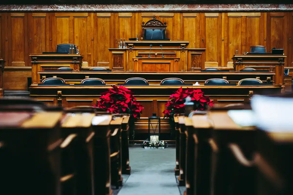 Sala de audiencias o tribunal donde se tramitarían demandas judiciales contra la administración central.