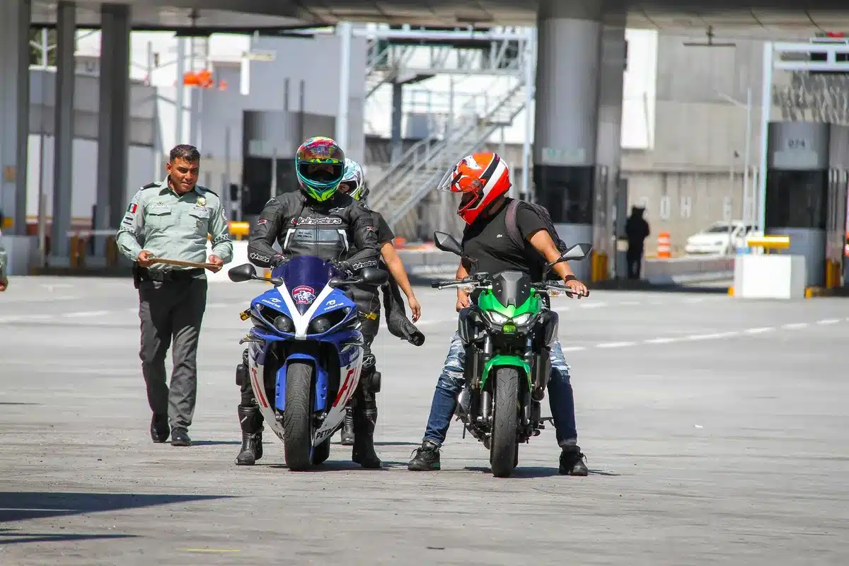 Punto de control fronterizo con agentes de seguridad vigilando el paso