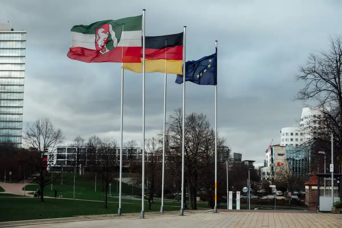 Reuni&oacute;n bilateral entre delegaciones en contexto de negociaci&oacute;n internacional