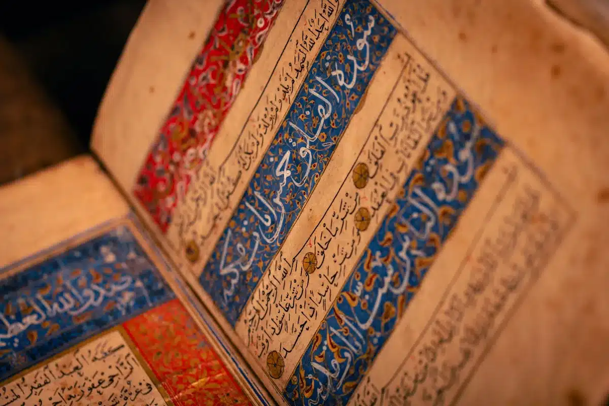 P&aacute;gina de manuscrito antiguo con caligraf&iacute;a &aacute;rabe cl&aacute;sica