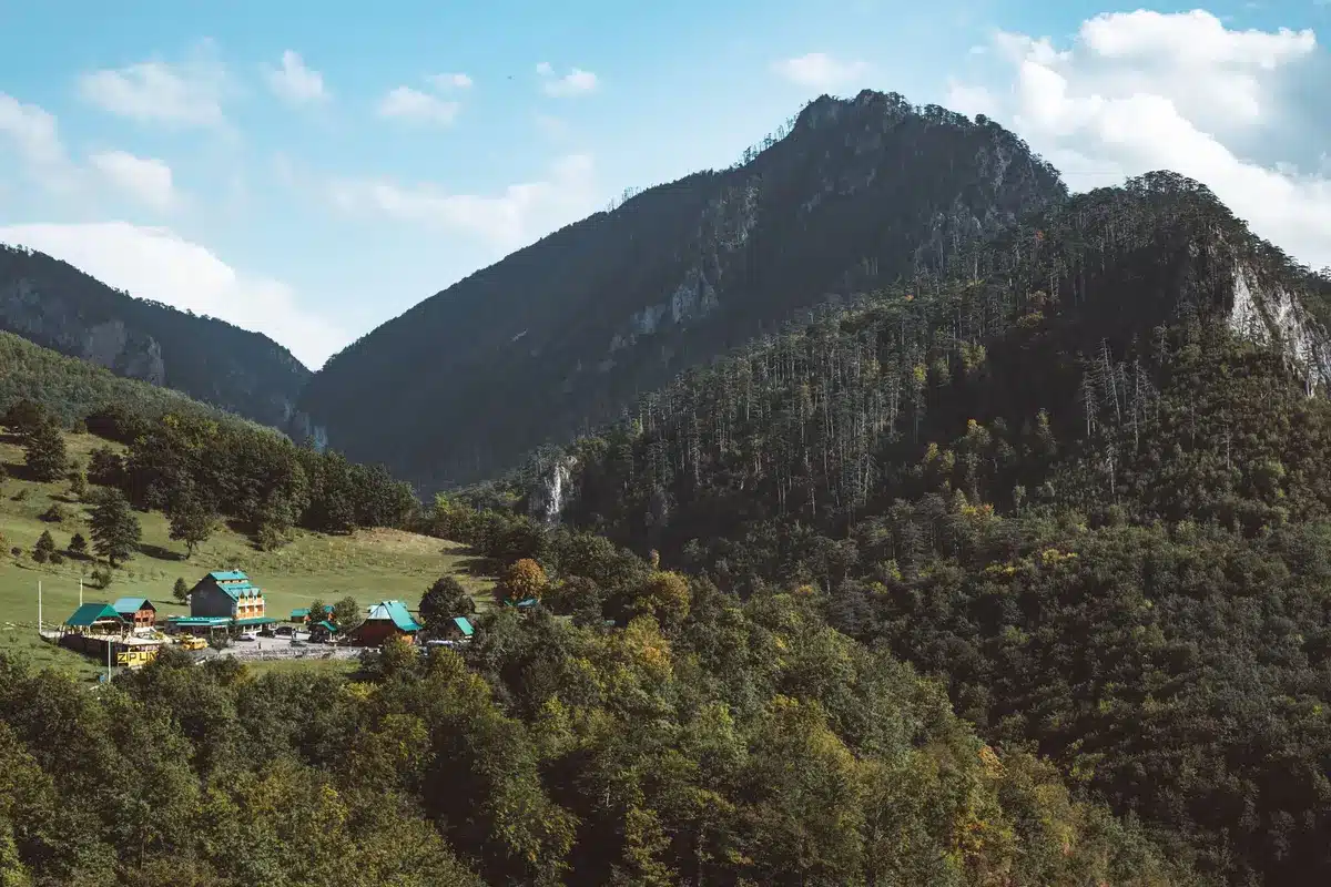 Alojamiento rural en pueblo de monta&ntilde;a con viajeros descansando