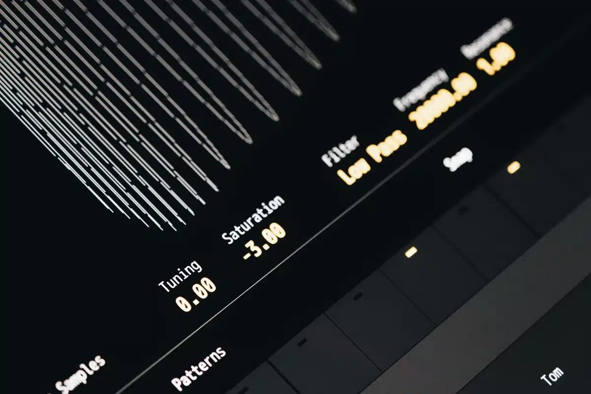 Ondas sonoras y frecuencias de audio representadas visualmente para ilustrar cómo el dispositivo convierte luz en tonos.