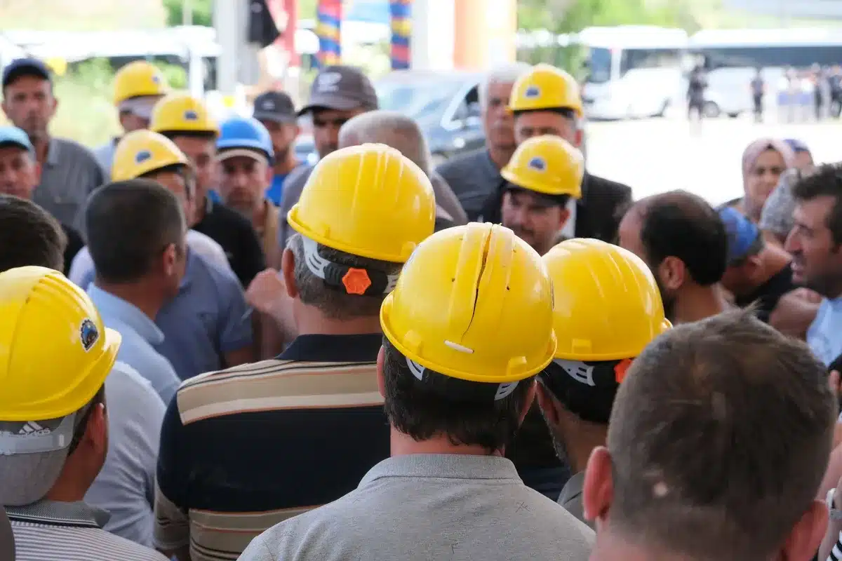 Representantes de trabajadores y dirección en reunión de negociación sobre el ERTE