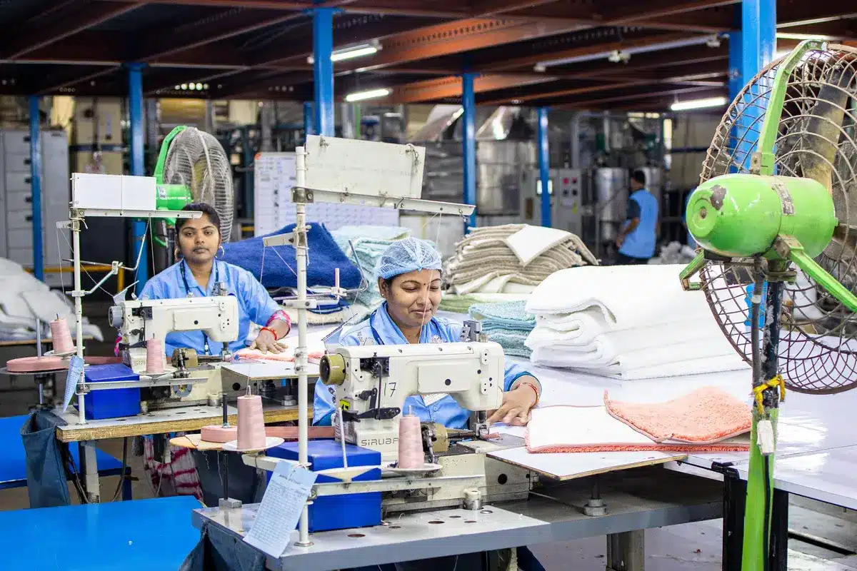 Trabajadores en una planta industrial metalúrgica durante su actividad laboral