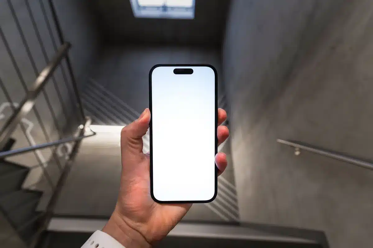 Pantalla móvil mostrando espacios publicitarios vacíos que interrumpen la lectura de contenido