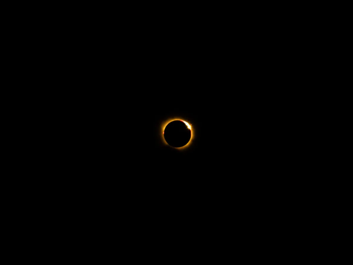 Representación del daño ocular causado por la radiación solar durante la observación de un eclipse sin protección adecua