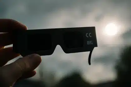 Gafas para eclipse retiradas del mercado por peligro para la vista: siete modelos, entre ellos Mó