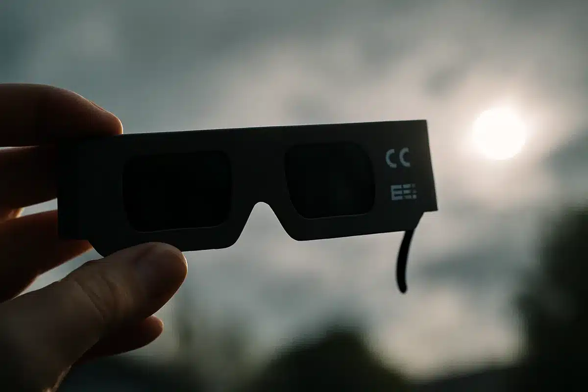 Gafas para eclipse retiradas del mercado por peligro para la vista: siete modelos, entre ellos Mó