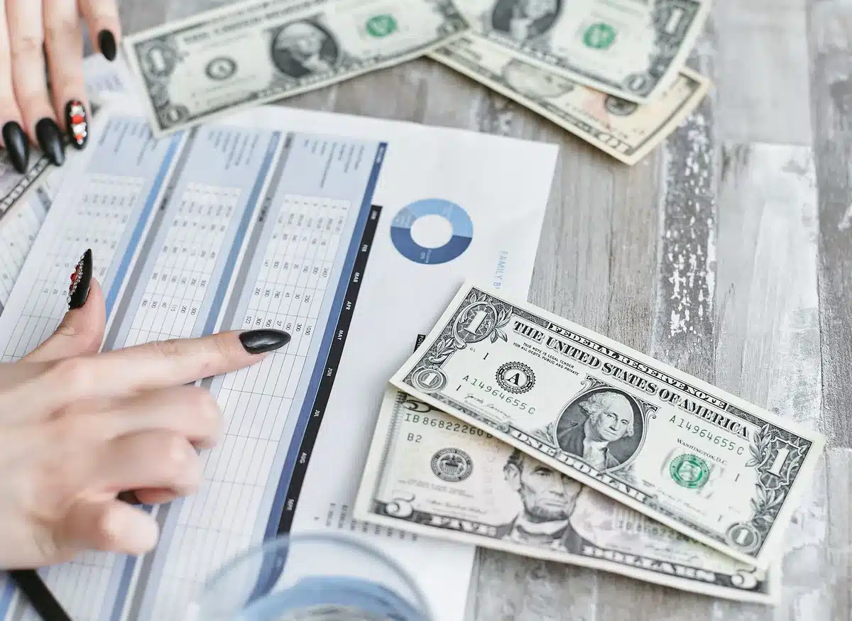 Tabla de comparación presupuestaria con datos de revisión económica