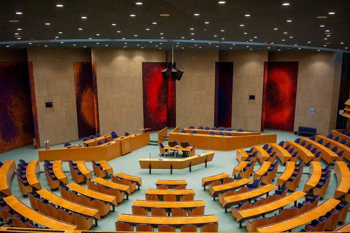 Hemiciclo del parlamento israelí con asientos vacíos y bancos legislativos