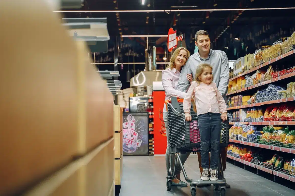Compra de alimentos en supermercado mostrando presión de precios en la cesta básica