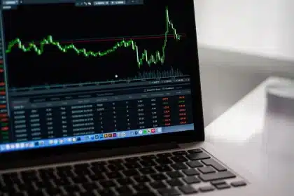 Pantalla de trading con números en rojo y gráficos bajistas durante una caída del mercado