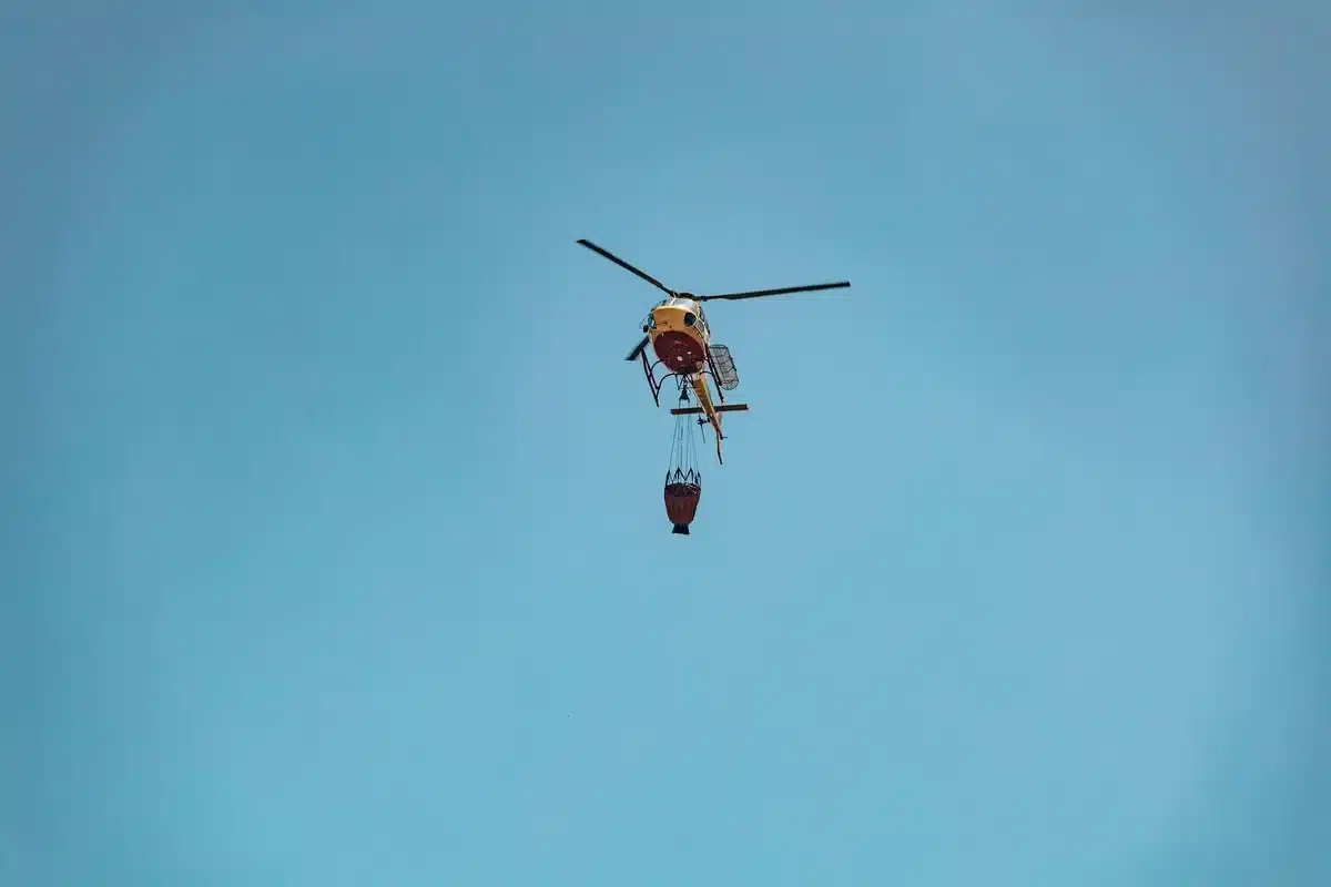 Equipos de bomberos establecen líneas de agua para contener el perímetro del incendio