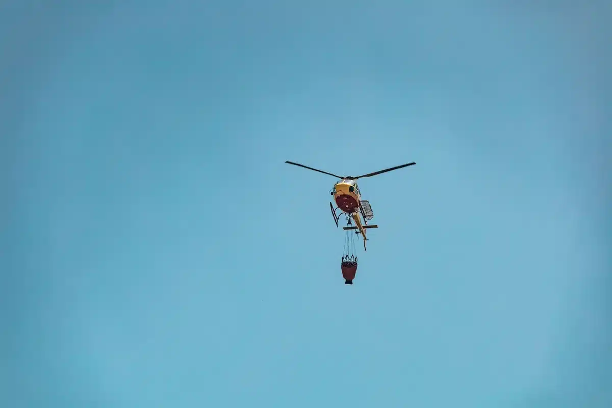 Unidades aéreas de bomberos en operación de extinción durante condiciones de luz diurna