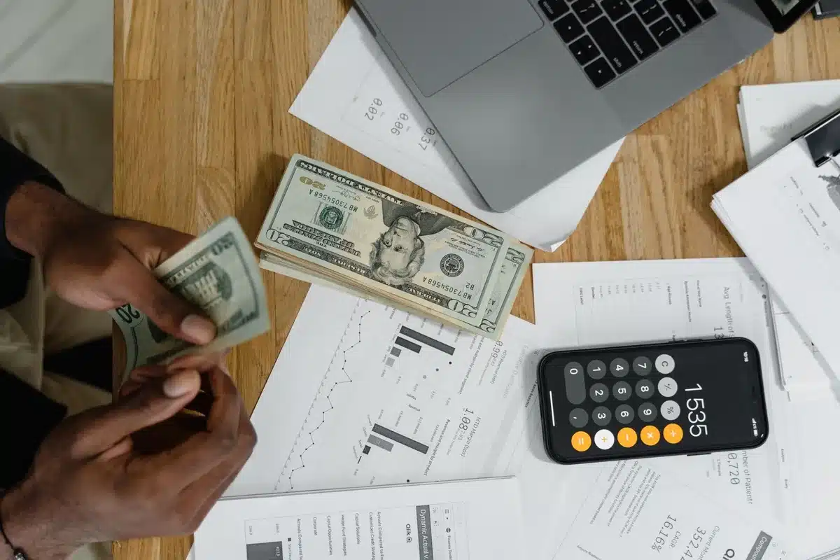Familia revisando presupuesto dom&eacute;stico y gastos mensuales en casa