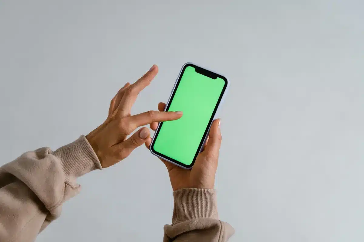 Usuario navegando en m&oacute;vil con anuncios intrusivos en pantalla