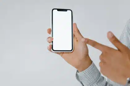 Pantalla de móvil con anuncio en la parte superior bloqueando el contenido