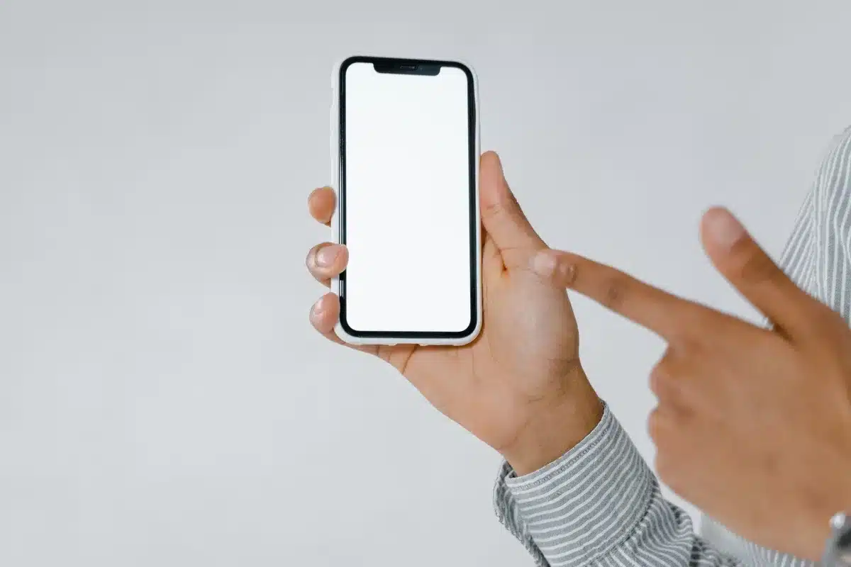 Pantalla de móvil con anuncio en la parte superior bloqueando el contenido
