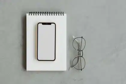 Pantalla de móvil mostrando un rectángulo en blanco donde debería aparecer un anuncio publicitario