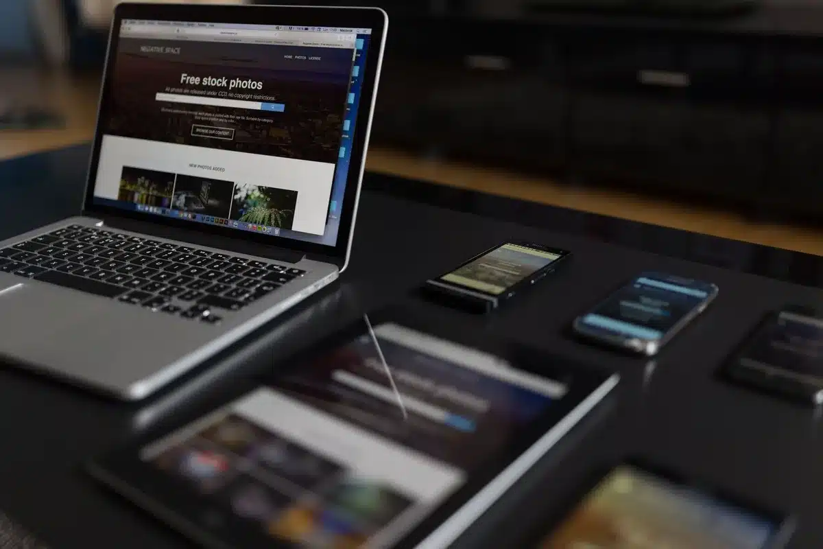 Pantalla móvil mostrando página web optimizada con carga rápida