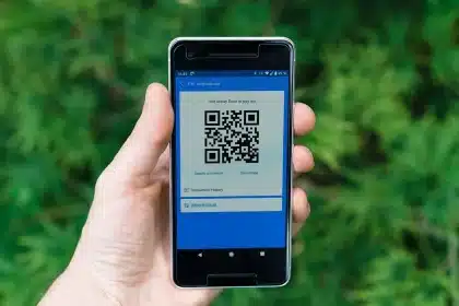 Pantalla de smartphone mostrando código de publicidad programática y arquitectura de header bidding en entorno técnico