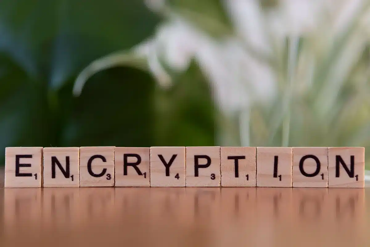 Representación de comunicaciones digitales protegidas con elementos de seguridad cibernética.