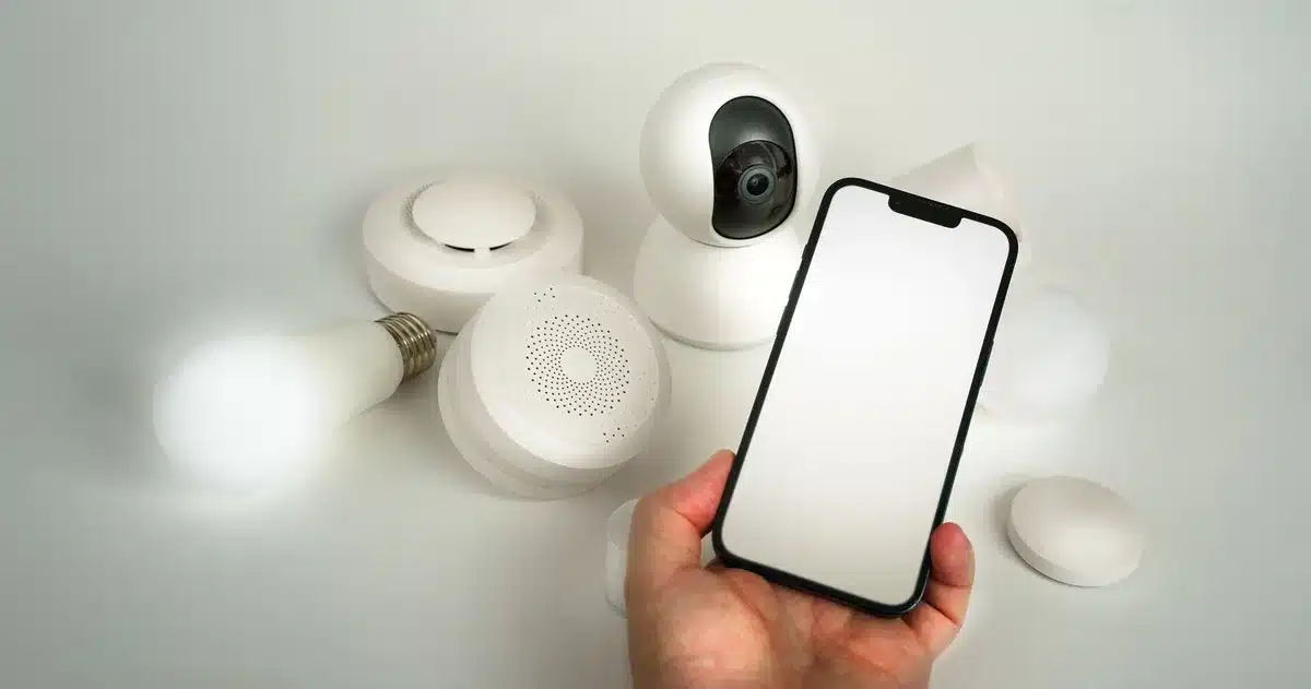 Teléfono móvil con candado de seguridad y datos digitales fragmentados, simbolizando la disputa entre custodia forense y