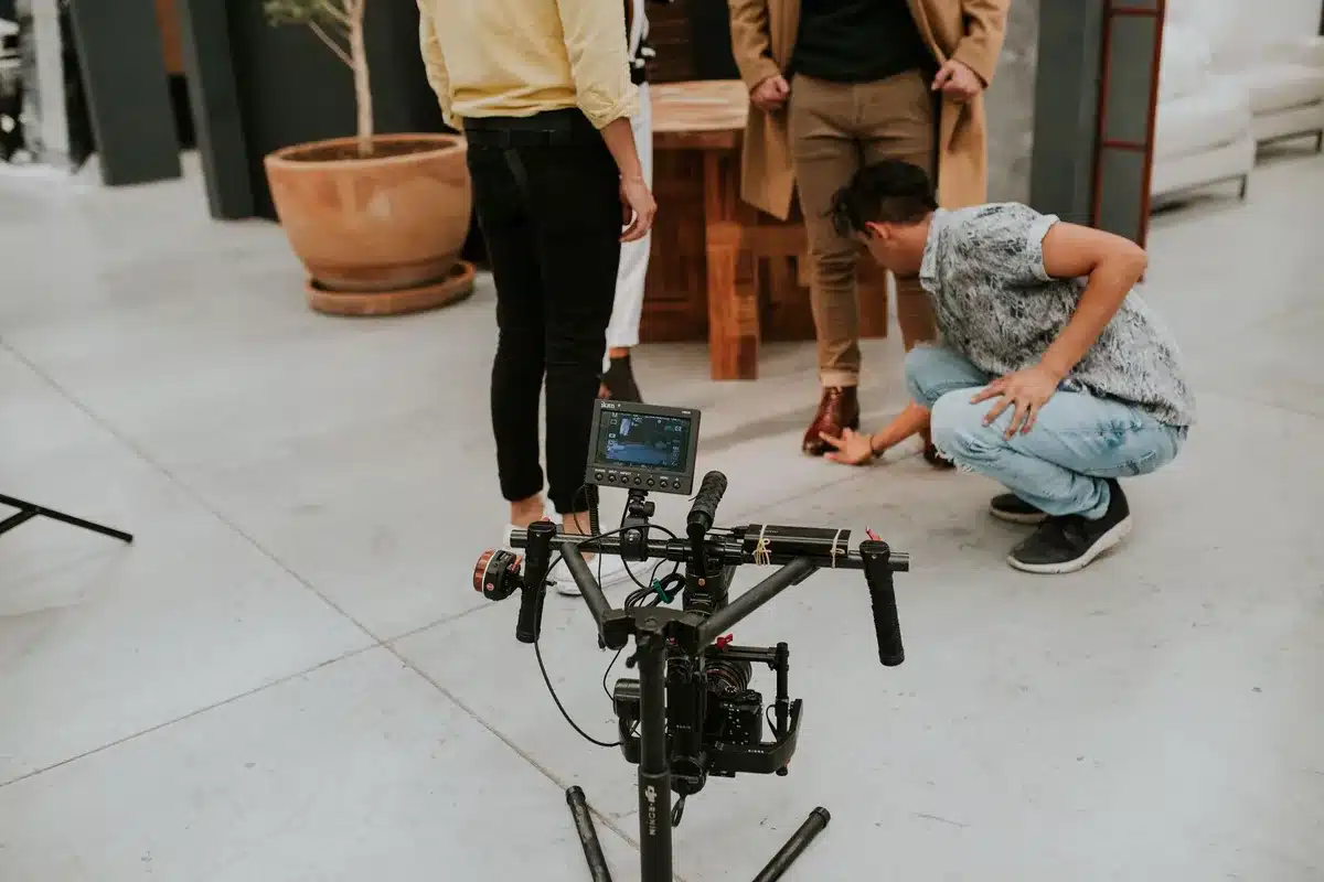 Escena de una película en rodaje con actores y equipo técnico trabajando juntos.