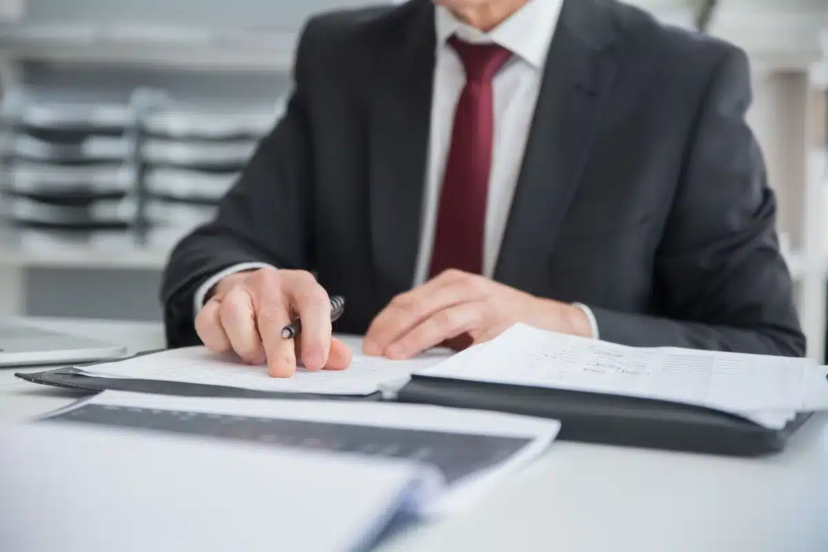 Documentos administrativos mostrando criterios de evaluación de multas